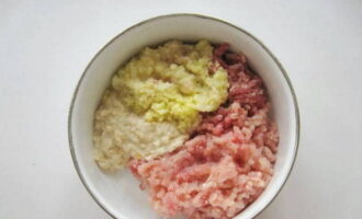 เตรียมชิ้นเนื้อไร้ไข่อย่างรวดเร็วและง่ายดาย ส่งหมูและเนื้อวัวผ่านเครื่องบดเนื้อ เราทำเช่นเดียวกันกับมันฝรั่งและหัวหอม เรารวมทุกอย่างไว้ในชามทั่วไปแล้วเติมก้อนที่นิ่มลงในน้ำ