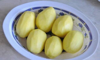 Les creps de patates sense ous són molt fàcils de preparar. Peleu la quantitat indicada de patates i esbandiu bé sota l'aigua.
