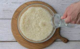 pilaf อุซเบกที่เหมาะสมนั้นเตรียมได้ง่ายมากในหม้อต้มดังนั้นให้นำข้าวเมล็ดยาวหนึ่งกิโลกรัมมาล้างในน้ำเย็นหลาย ๆ ครั้งจนน้ำใส ปอกหัวหอม เหลือหัวหอมไว้หนึ่งต้น