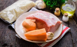 Neem dus alle ingrediënten. Schil de wortels met een dunschiller. Spoel het varkensvlees af en dep het droog met keukenpapier.
