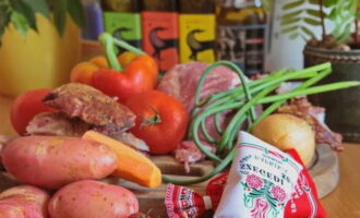 Varkensshulum kan gemakkelijk thuis worden bereid. Verzamel dus de nodige ingrediënten voor een geweldig gerecht.