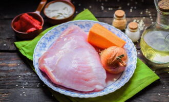 นำส่วนผสมของเรามารวมไว้ในที่เดียวเพื่อความสะดวก ล้างเนื้อไก่งวงในน้ำประปา ใช้ผ้าเช็ดปากหรือกระดาษชำระซับเนื้อให้แห้ง ล้างแครอทจากสิ่งสกปรกและทราย ปอกเปลือกออกด้วยเครื่องปอกผักหรือขูดด้วยมีด