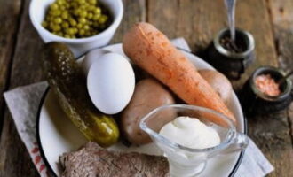 Salad Olivier với thịt rất dễ chế biến. Vì vậy, hãy lấy khoai tây và cà rốt.Rửa kỹ bằng bàn chải và nấu trong nước muối. Rửa và luộc trứng. Trứng phải được luộc chín.
