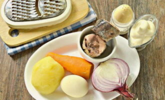 Den klassiska Mimosasalladen med konserverad tonfisk är väldigt lätt att tillaga.Först och främst, ta de nödvändiga komponenterna. Tvätta potatisen och morötterna med en pensel under vatten och koka dem på ett bekvämt sätt. Om det bara är några få grönsaker använder jag mikrovågsugnen. Tvätta och hårdkoka kycklingägg, glöm inte att tillsätta salt i vattnet. Kyl de kokta grönsakerna och ta bort skalet.