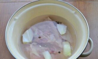 Klassisk kycklingbeshbarmak är väldigt lätt att tillaga hemma. Sänk ner kycklingen i vatten med en lök och kryddpepparärter. Koka upp, salta buljongen och låt sjuda i en timme. Tillsätt lagerblad i slutet.