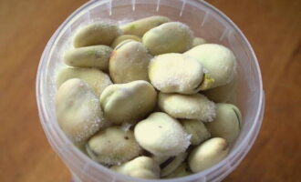 ก่อนอื่นให้เอาถั่ว พวกเขาต้องการการปรุงอาหารล่วงหน้า