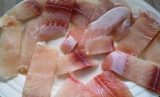 Pangasius i en stekpanna tillagas snabbt och enkelt. Förtina pangasiusfilén och skär i portionsbitar.