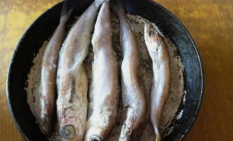 Paano maghanda ng masarap na whiting dish? I-defrost at hugasan ang isda nang maaga.