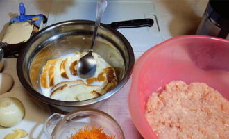 Thịt gà cốt lết được chuẩn bị nhanh chóng và dễ dàng. Dùng tay nhào thật kỹ thịt gà băm rồi cho vào tô sâu lòng. Đổ các lát bánh mì với sữa và để chúng mềm. Gọt vỏ và rửa sạch rau.Cà rốt phải được xay trên một máy xay vừa.