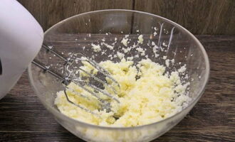 Brioșele cu caș se prepară foarte ușor la cuptor. Se inmoaie untul si se bate cu zaharul folosind un mixer. Brioșele cu caș se prepară foarte ușor la cuptor. Se inmoaie untul si se bate cu zaharul folosind un mixer.