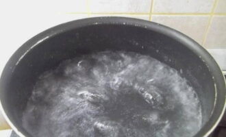 Dumplings met kaas zijn heel gemakkelijk te bereiden. Kook een pan water op het fornuis.