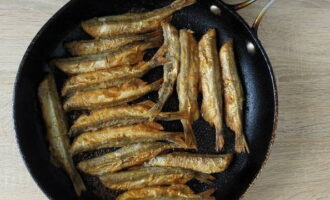 Ezután két villával vagy egy spatulával fordítsa át a másik oldalára, és süsse aranybarnára a halat.
