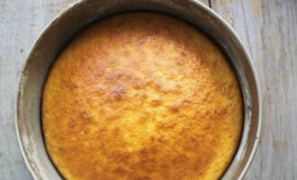 Alisin ang malambot na sponge cake mula sa oven. Palamigin sa kawali.