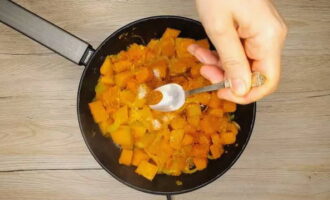Megszórjuk chili paprikával. Gyermekek esetében hagyja ki ezt a lépést, vagy csökkentse az adagot.
