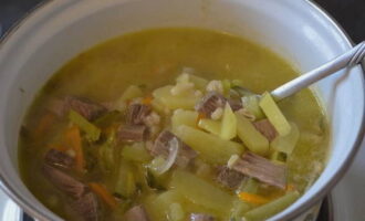 5 minuts abans de la preparació, afegiu fulles de llorer i trossos de vedella bullida a l'escabetx.