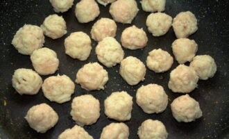 ปรุงรสไก่สับด้วยเกลือและพริกไทยแล้วนวดให้เข้ากัน ม้วนลูกชิ้นเล็ก ๆ จากเนื้อสับที่เตรียมไว้ วางลูกบอลที่รีดไว้ในกระทะที่อุ่นซึ่งคุณทอดผัก