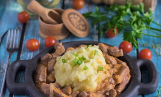 Efter ljudvarningen, tryck på Stopp, öppna locket på enheten och koppla ur den. Lägg till din favoriträtt till aromatisk gulasch och strö över örter. Rätten passar perfekt till potatismos! Behandla dina nära och kära. Smaklig måltid!