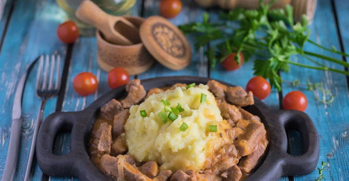 Fläskgulasch i en långsam spis med sås