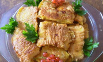 Ang asul na whiting sa batter sa isang kawali ay handa na.Ihain kasama ng tinapay o ang iyong mga paboritong side dish.