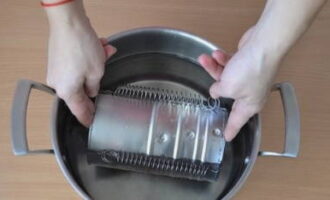Apoi, puneți vasul cu șuncă într-o tigaie cu apă. Este important ca tigaia cu sunca sa fie complet acoperita cu apa.