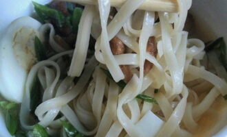 Súp Ramen Nhật Bản tại nhà đã sẵn sàng. Phục vụ và thưởng thức!