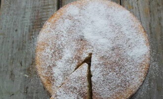 Alisin ang pinalamig na cake mula sa kawali. Iwanan upang ganap na lumamig sa isang wire rack. Budburan ng powdered sugar. Kung ikaw ay gumagawa ng cake, laktawan ang hakbang na ito. Hatiin sa mga cake at gamitin ayon sa nilalayon.