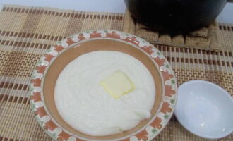 Cháo bột báng theo công thức cổ điển đã sẵn sàng. Chuyển nó vào đĩa và thêm một miếng bơ.