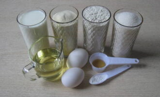 Mannik amb kefir en una olla de cocció lenta és molt fàcil de preparar. El primer pas és mesurar la quantitat exacta dels ingredients principals per a la massa, i han d'estar a temperatura ambient.
