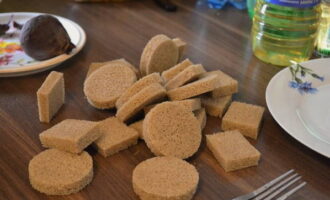 Cắt một ổ bánh mì đen thành lát. Tạo cho chúng một hình dạng gọn gàng. Có thể cắt thành hình tròn hoặc hình vuông.