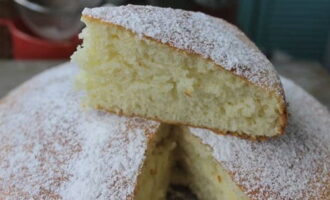 Madalas akong gumagawa ng simple at malambot na sponge cake. At kung wala akong oras, iwiwisik ko lang ito ng may pulbos na asukal at ihain ang treat na may tsaa. Tratuhin ang iyong pamilya. Kumain nang may kasiyahan! Tangkilikin ang masarap na dessert na ito!