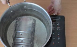 Pune-o pe foc. Gatiti sunca la foc mic timp de 2-3 ore.