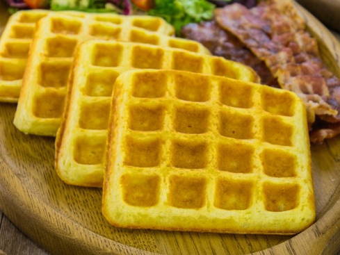 Bánh quế phô mai trong bàn ủi bánh quế
