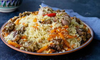 วาง pilaf ที่เสร็จแล้วลงบนจานเสิร์ฟที่สวยงาม เปิดฝาและจานออก ค่อยๆ ดึงกระเทียมออก ปิดด้วยจานขนาดใหญ่แล้วพลิกกลับอย่างระมัดระวัง ข้าวจะอยู่ด้านล่าง ส่วนเนื้อสัตว์และผักจะอยู่ด้านบน โรยหน้าด้วยหัวกระเทียมและเสิร์ฟ อร่อย!