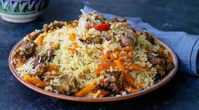 อุซเบก pilaf ในหม้อขนาดใหญ่