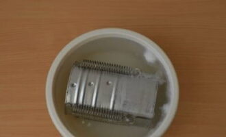 După un timp, scoateți cu grijă aparatul de șuncă și puneți-l în apă cu gheață. Lăsați timp de 10 minute.