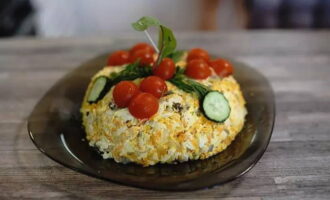 วางสลัดบนจานเสิร์ฟ และตกแต่งด้วยผักสดหากต้องการ โทรหาครอบครัวของคุณเพื่อทานอาหารเย็น เรียกน้ำย่อย กินให้อร่อยและฟิน!