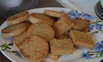 Chiên bánh mì trong chảo với bơ cho đến khi chín vàng nhẹ.