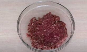 Klassisk biff cevapchichi är mycket enkel att tillaga. Mal köttet genom en köttkvarn eller ta högkvalitativt färdig köttfärs.Lägg över den i en separat skål och tillsätt finhackad, eller helst riven, lök.