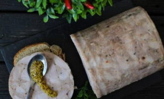 Tăiați delicioasa șuncă în felii subțiri. Serviți cu muștar. Îmi place muștarul granulat.