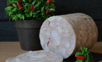 Savurați preparatul cu carne. Poftă bună!
