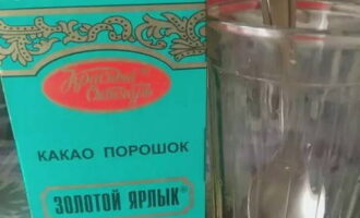 Între timp, combinați zahărul granulat și pudra de cacao într-un pahar.
