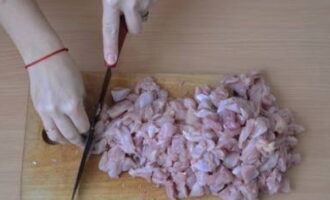 Eu folosesc carne de pui. Scot pielea, venele si oasele de pe tobe si le racesc bine la frigider. Cel mai bine este să-l lași la frigider peste noapte. Tăiați puiul în bucăți ușor de manevrat.
