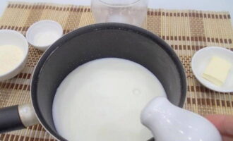 Sau khi đun sôi, thêm một chút muối vào sữa.