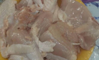 ล้างไก่ให้สะอาดใต้น้ำแล้วแบ่งเป็นส่วน