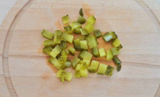 Pinutol din namin ang mga adobo na pipino.