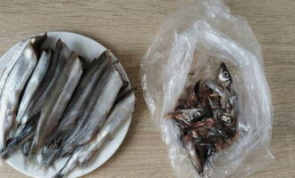 Öblítse le a kapelánt folyó víz alatt, és távolítsa el a fejeket a belsőségekkel együtt.