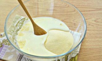 Aboqueu sèmola amb kefir, barregeu i deixeu-ho 30 minuts perquè s'infle.