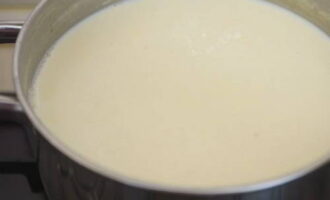 Sänk värmen och indunsta mjölken på låg värme under omrörning så att den inte kokar utan värms upp till 80-90 grader, detta skapar en tätare konsistens för yoghurten. Stäng av spisen.
