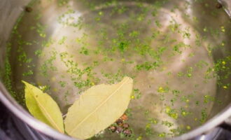 Giet 2 liter water in een pan. Voeg het laurierblad, de zwarte peperkorrels, de gemalen peper en de persiladekruiden (een mengsel van gehakte peterselie en knoflook) toe. Breng op smaak met zout en peper. Verwarm tot het heet is.