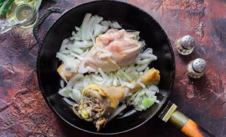 Curățați ceapa, clătiți și tocați după dorință. Se pune intr-o tigaie fierbinte cu ulei vegetal.Adăugați pulpe de pui acolo și prăjiți până la o culoare apetisantă de caramel.